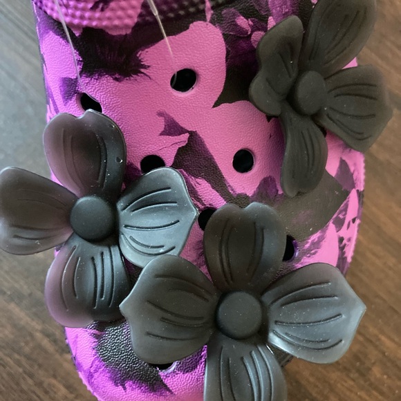 NEW CROCS Vibrant Purple & Black Floral Platform Clogs Ladies sz 7 - Picture 3 of 10